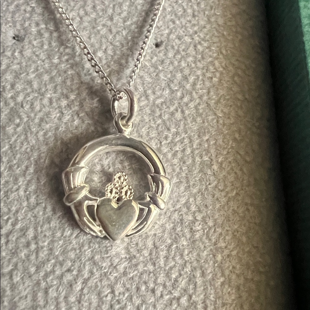 Amethyst Designs of Ireland Sterling Silver Claddagh Necklace, new in box - Picture 3 of 8